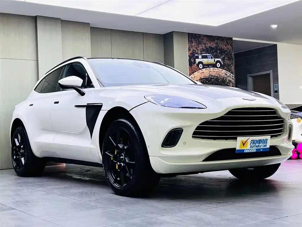 Aston Martin DBX 2021