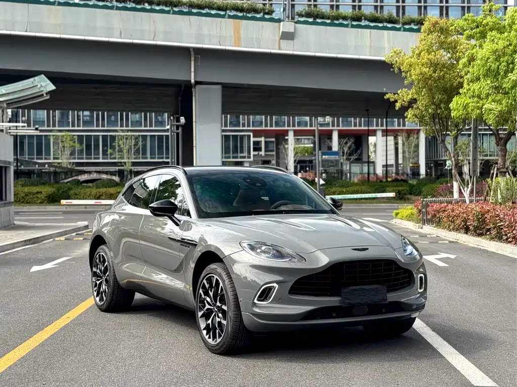Aston Martin DBX 2023