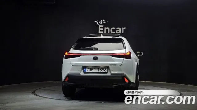 Lexus UX 2025