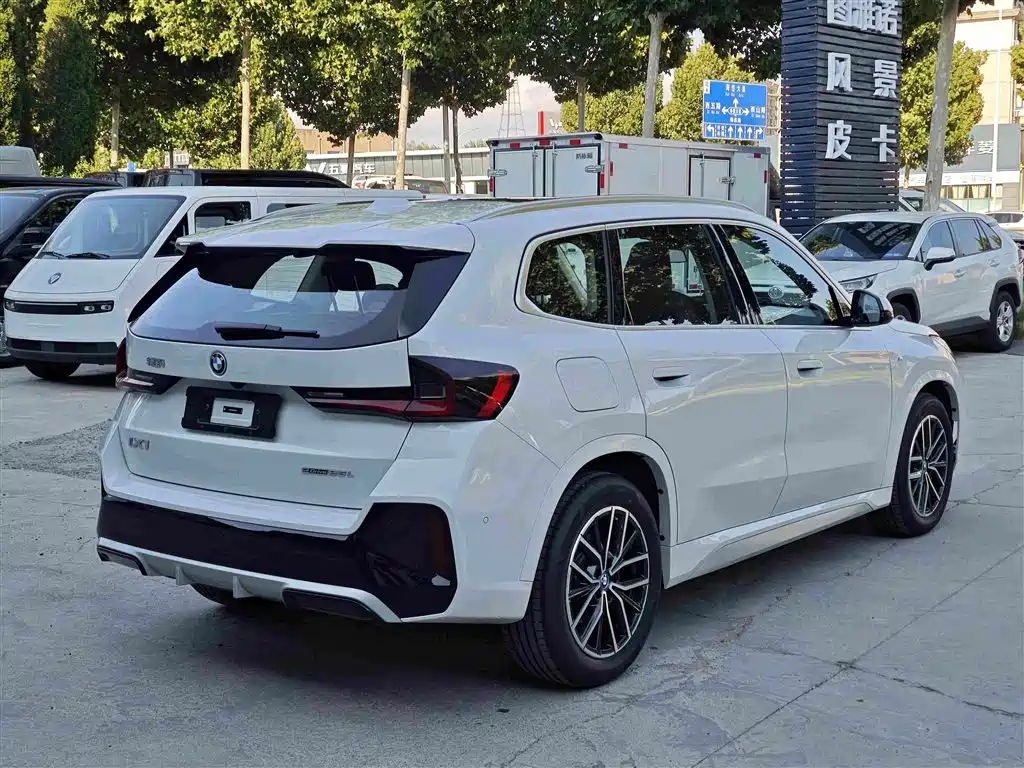 BMW iX1 2025