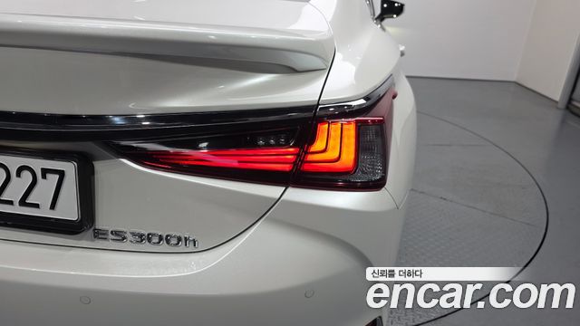 Lexus ES 2025