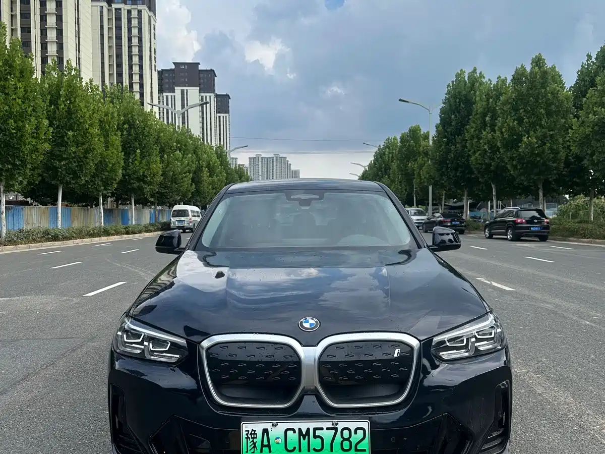 BMW iX3 2025