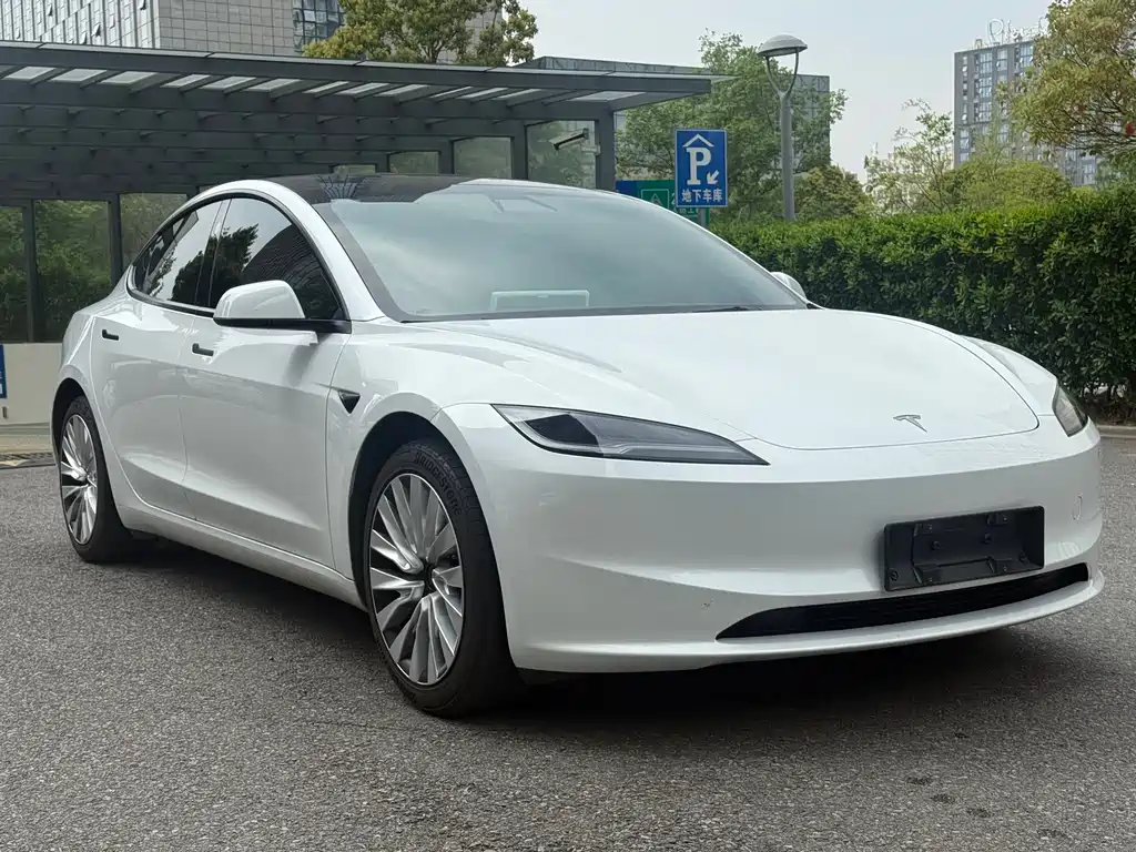 Tesla Model 3 2024