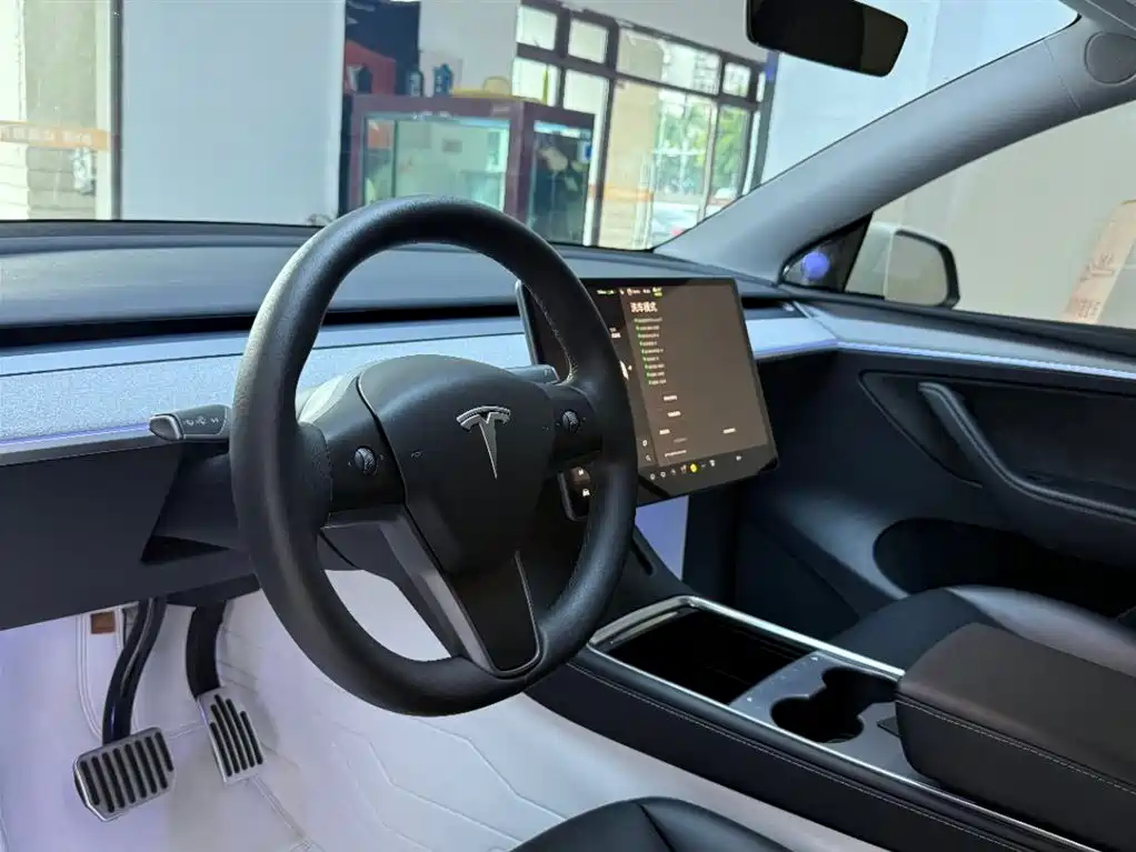 Tesla Model Y 2024