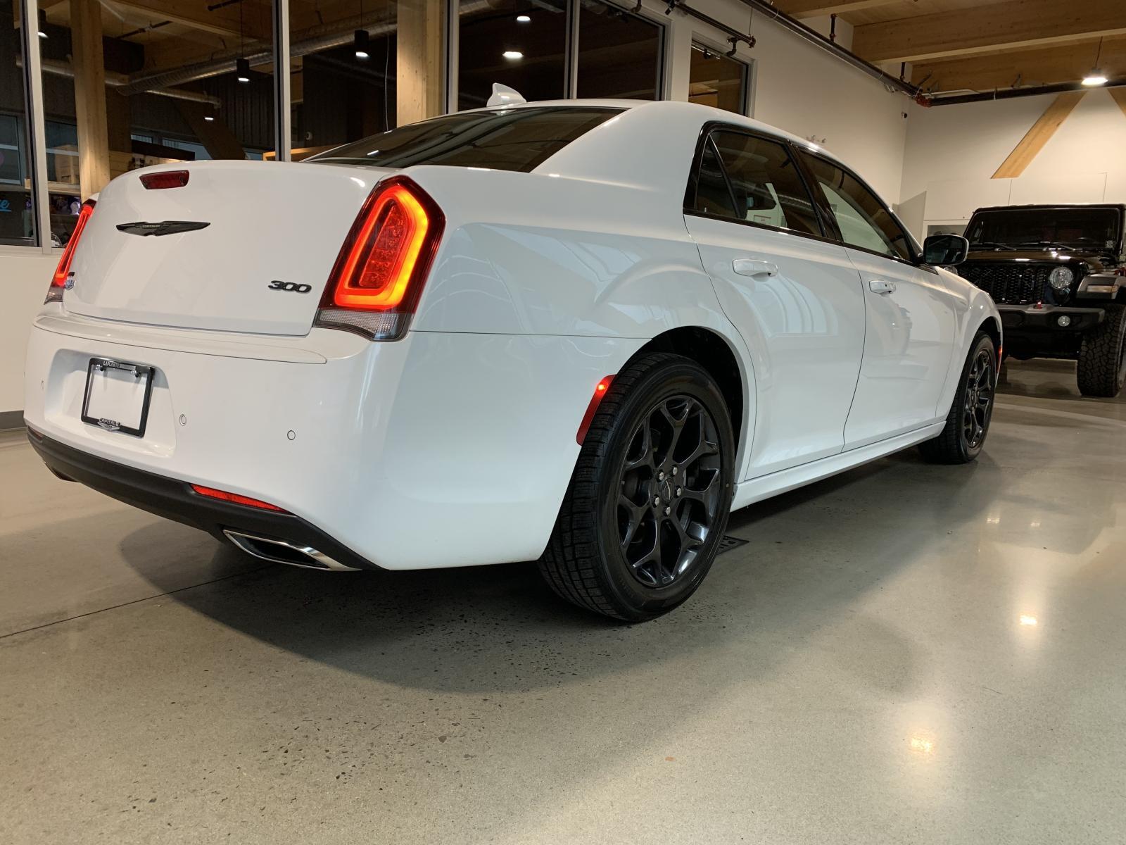 Chrysler 300 2023