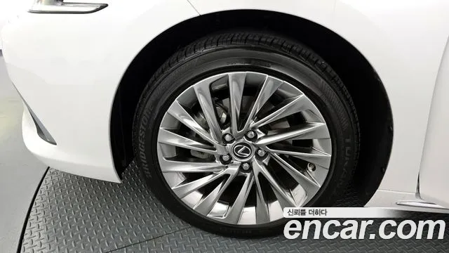 Lexus ES 2025