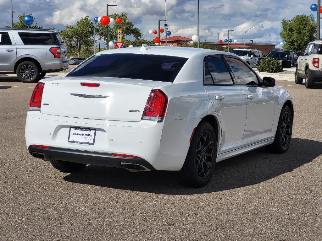 Chrysler 300 2021