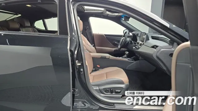 Lexus ES 2023