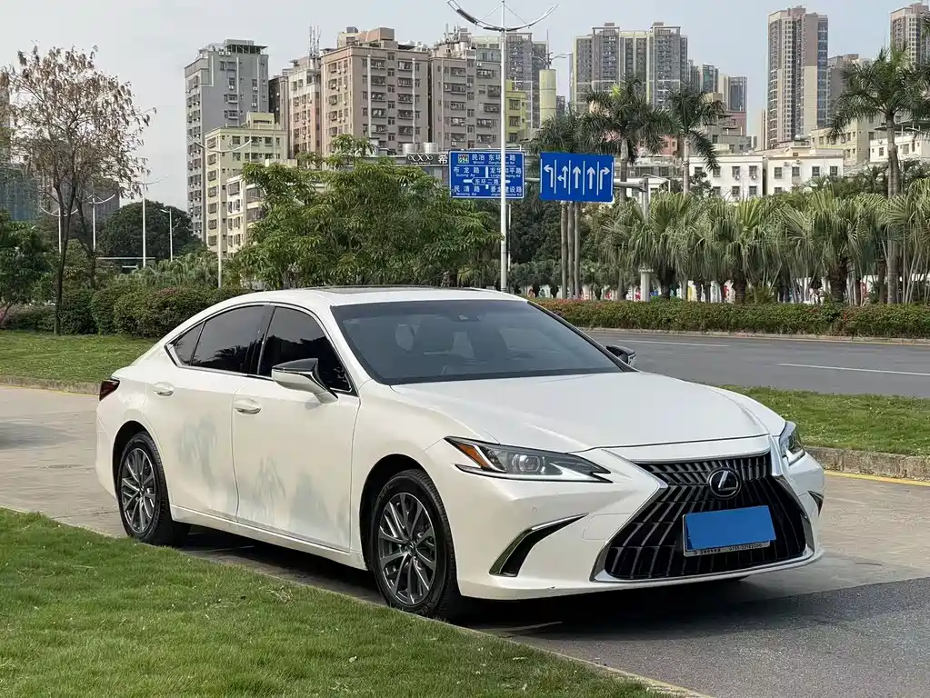Lexus ES 2022