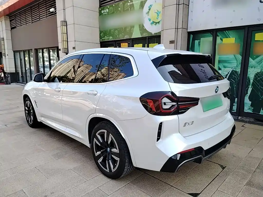 BMW iX3 2025