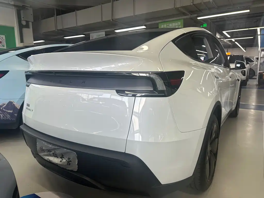 Tesla Model Y 2025