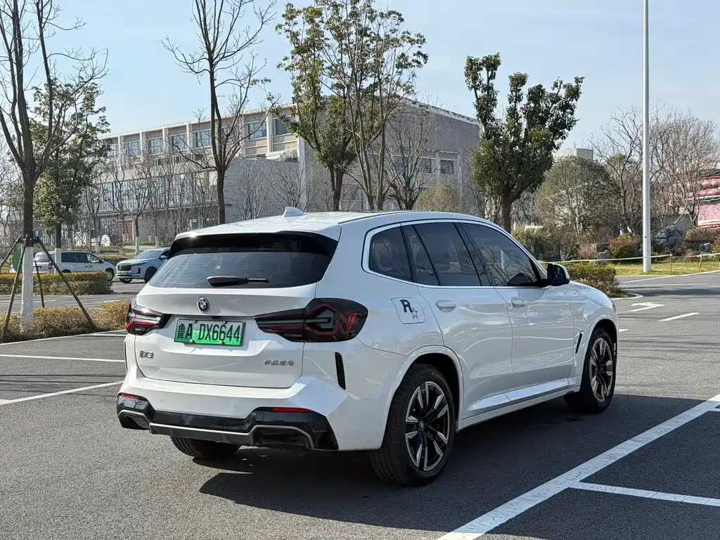BMW iX3 2025