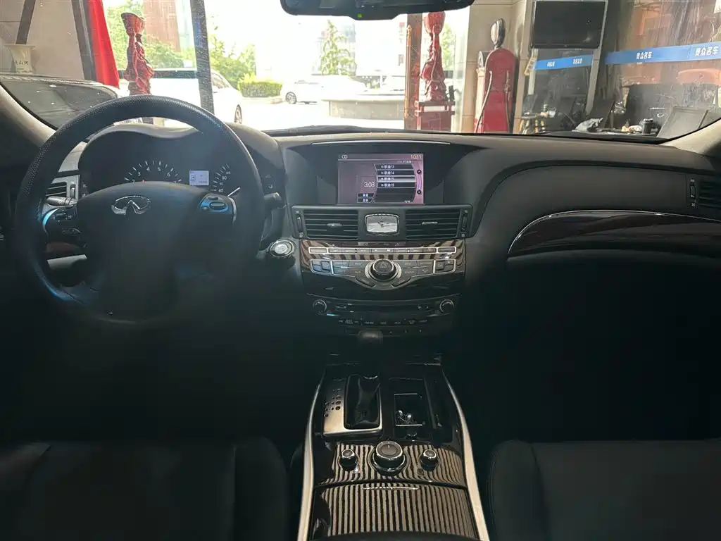 Infiniti Q70 2020