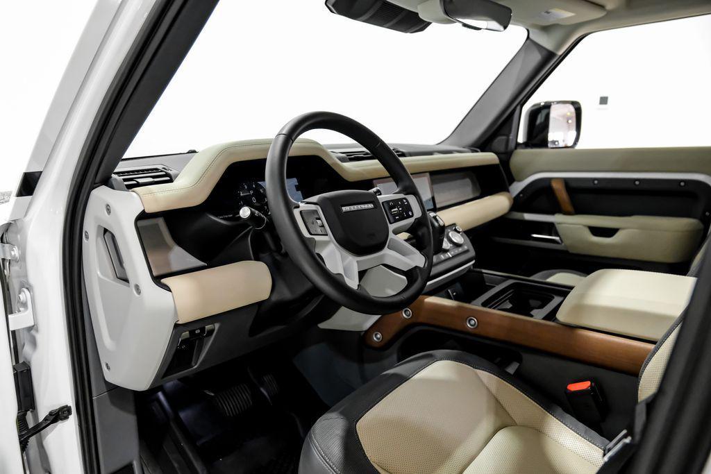 Land Rover Defender 2023