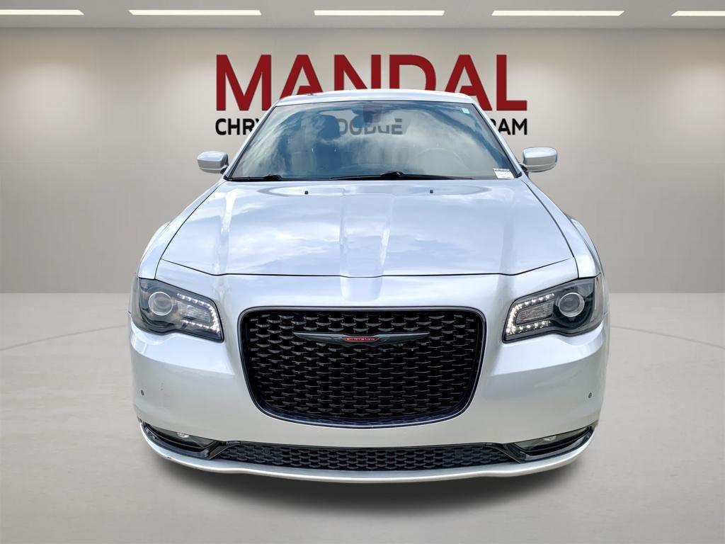 Chrysler 300 2021