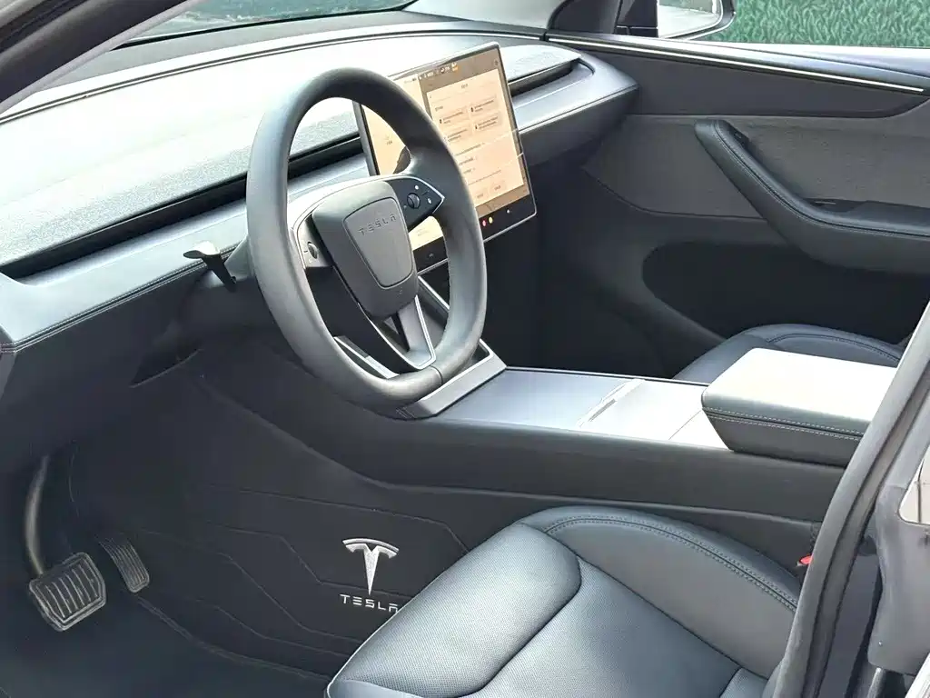 Tesla Model Y 2025