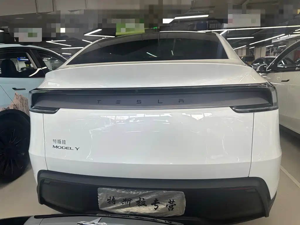 Tesla Model Y 2025