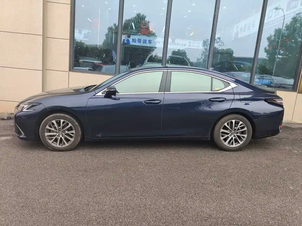 Lexus ES 2025
