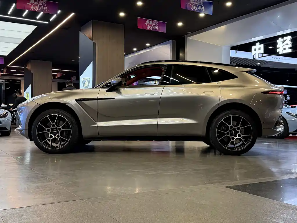 Aston Martin DBX 2023