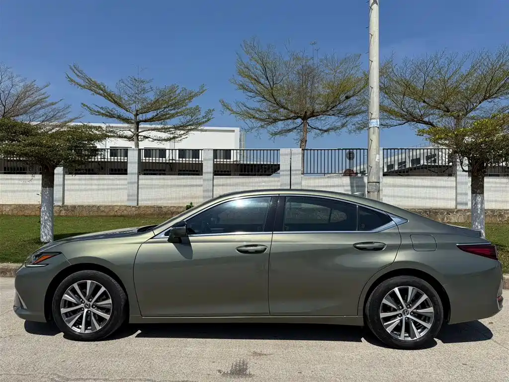 Lexus ES 2021