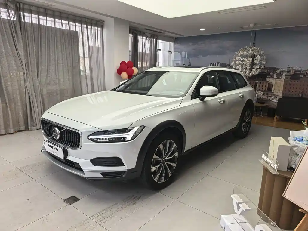 Volvo V90 2025