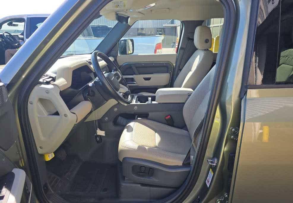Land Rover Defender 2023