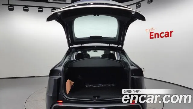 Tesla Model Y 2025