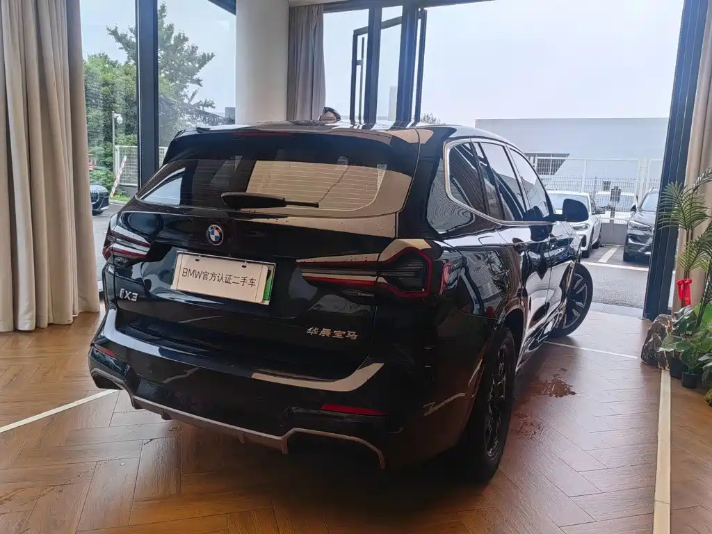 BMW iX3 2025