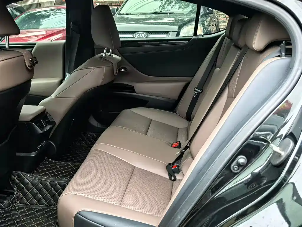 Lexus ES 2024