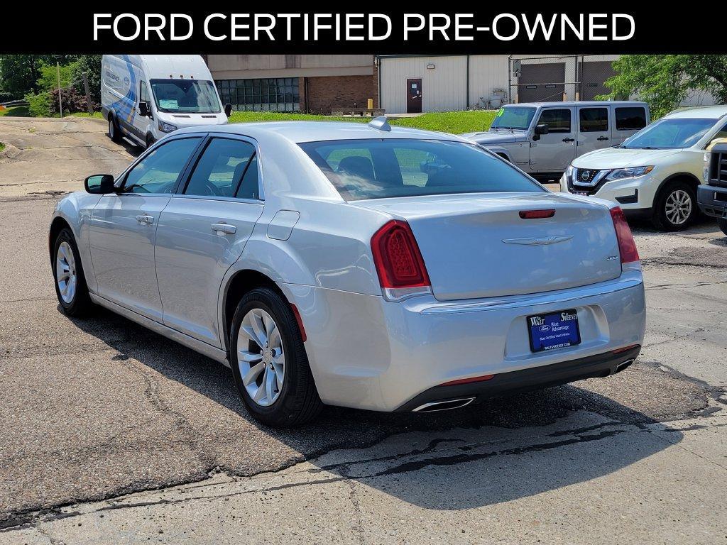 Chrysler 300 2021