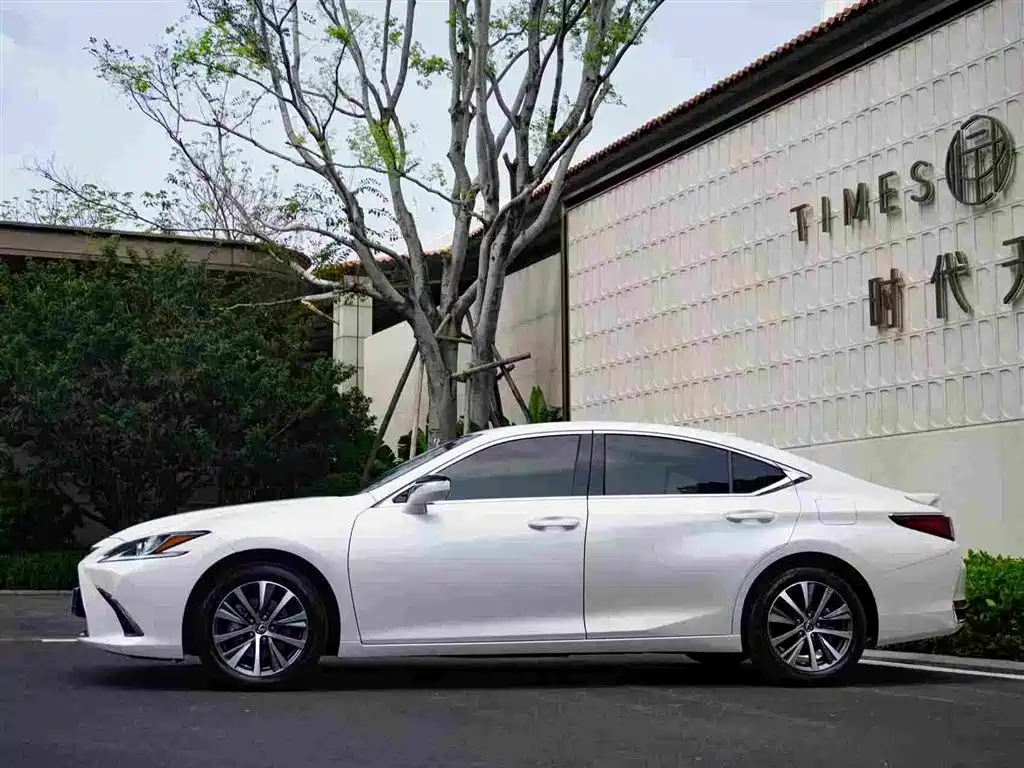 Lexus ES 2021