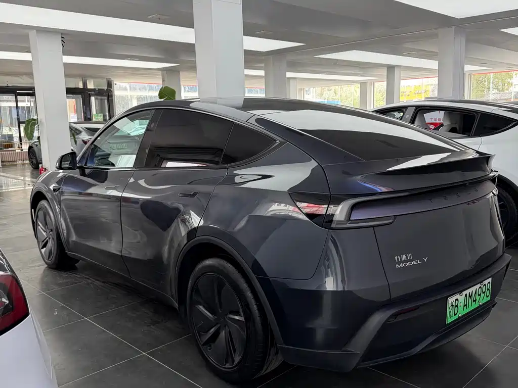 Tesla Model Y 2025