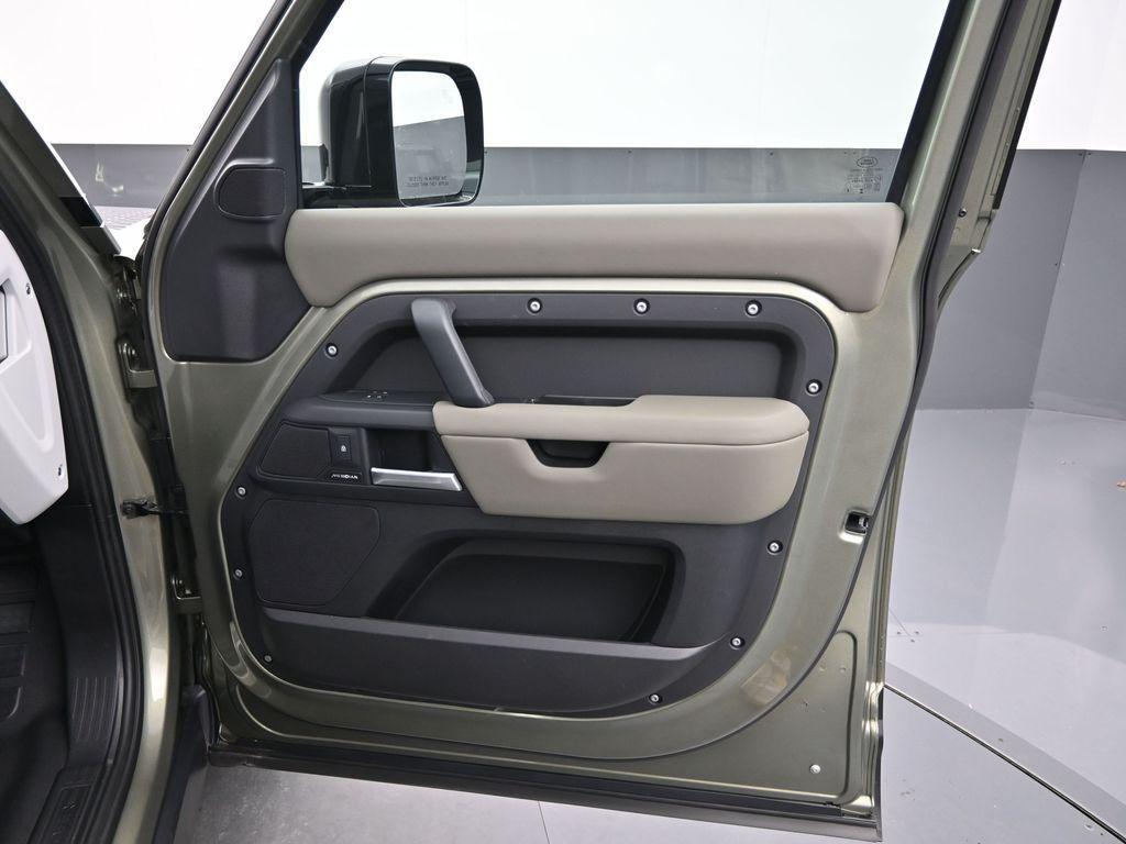 Land Rover Defender 2025
