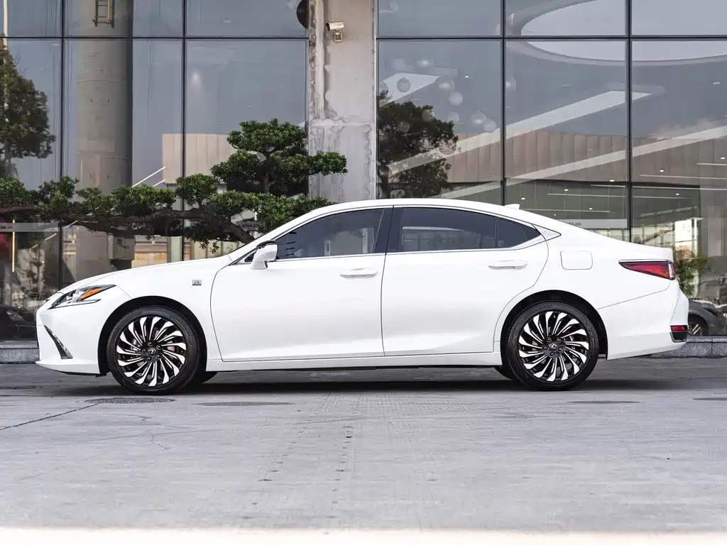Lexus ES 2024
