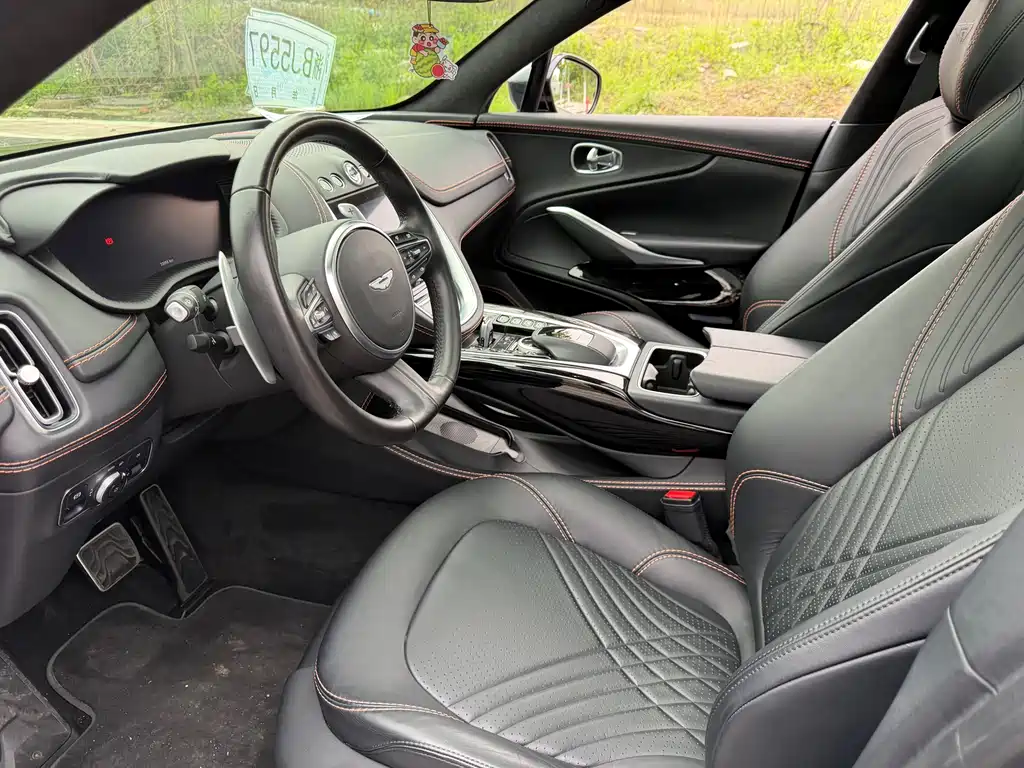 Aston Martin DBX 2022
