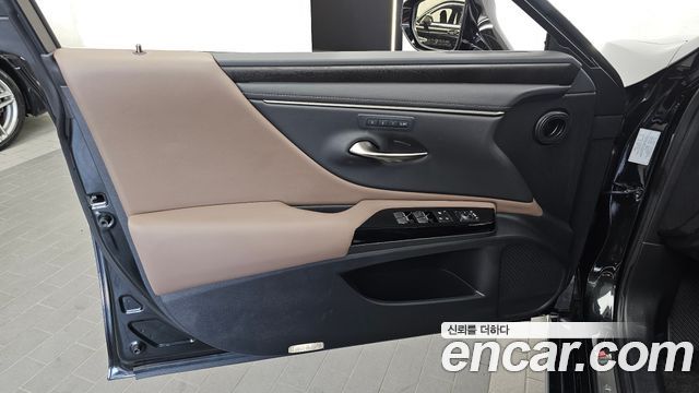 Lexus ES 2025
