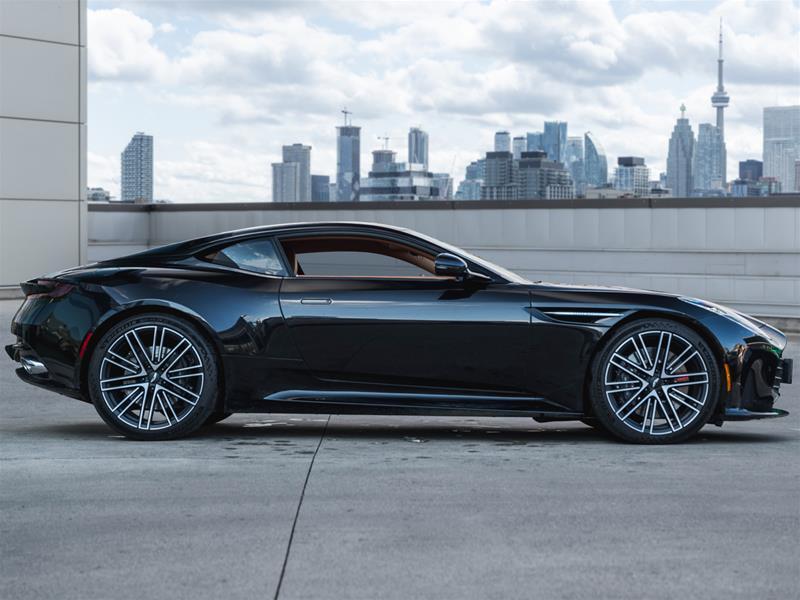 Aston Martin DB12 2025