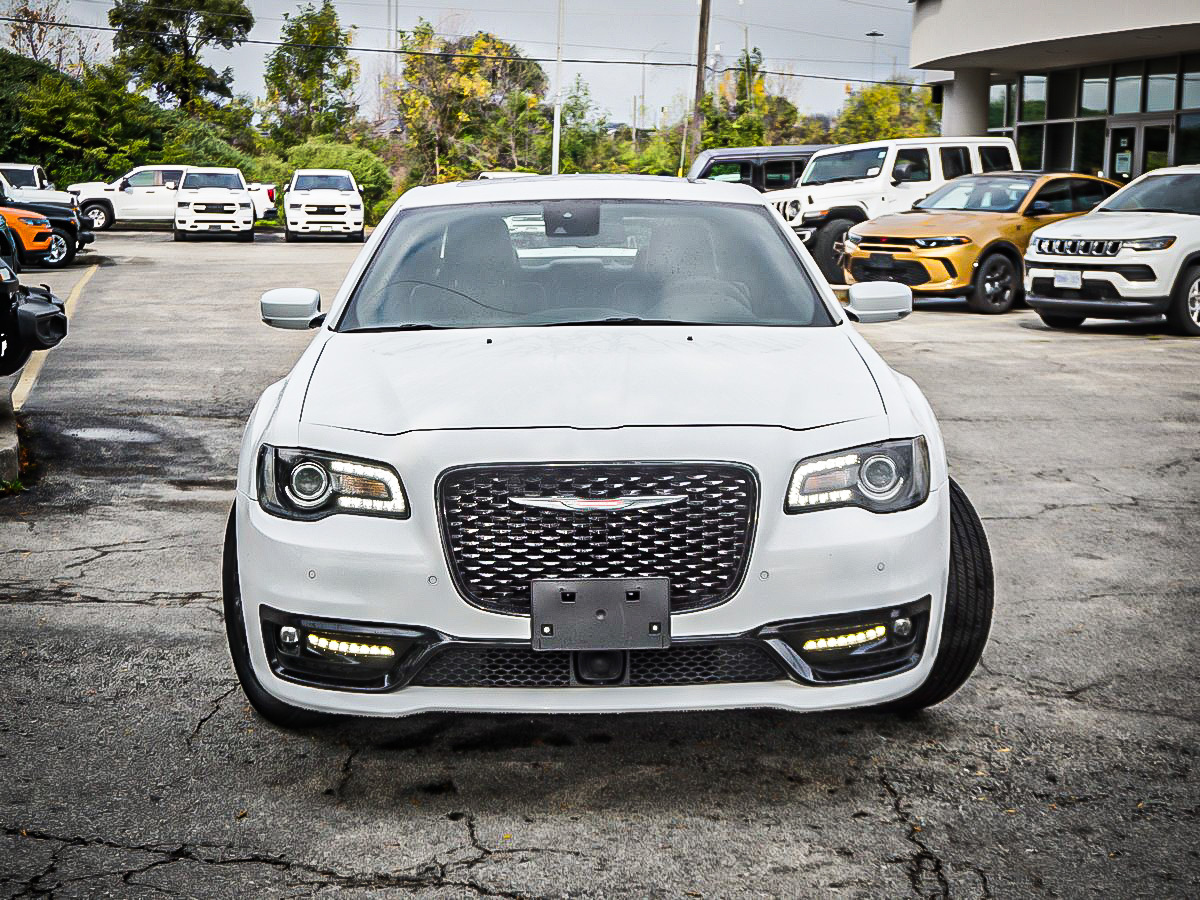 Chrysler 300 2023