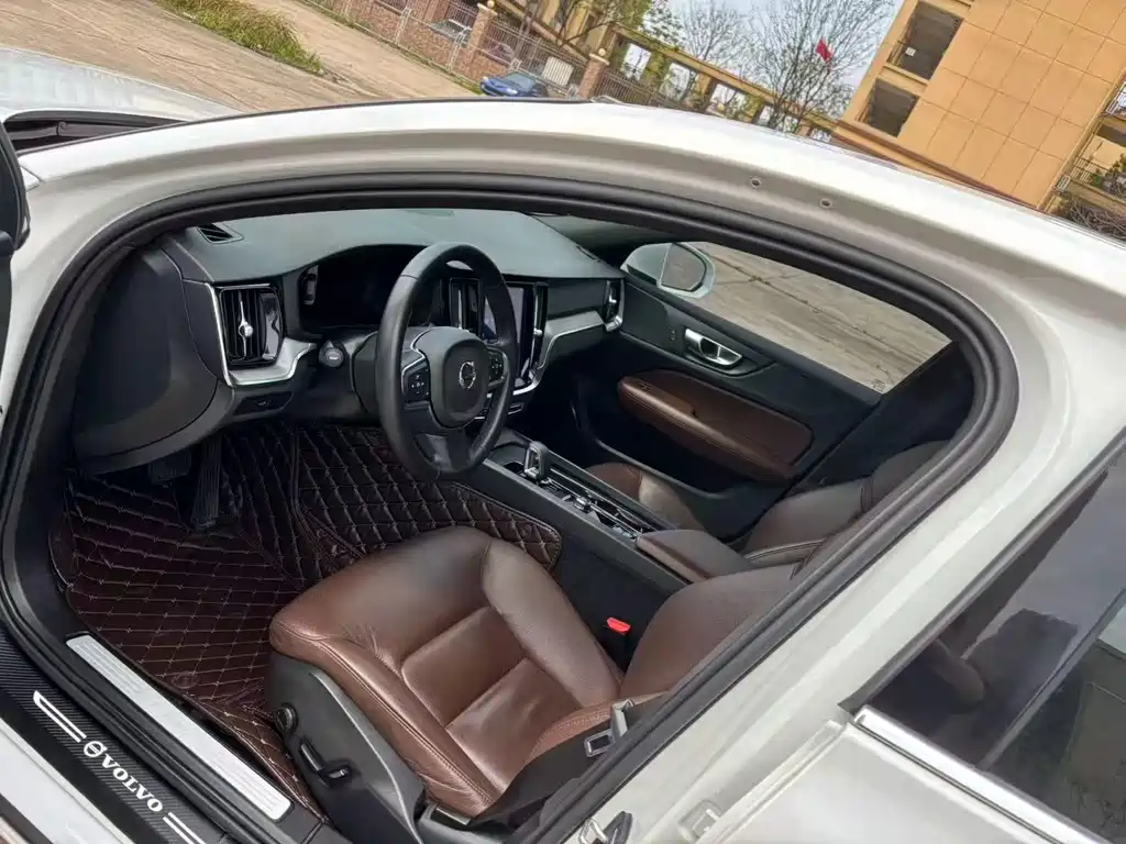 Volvo S60 2023
