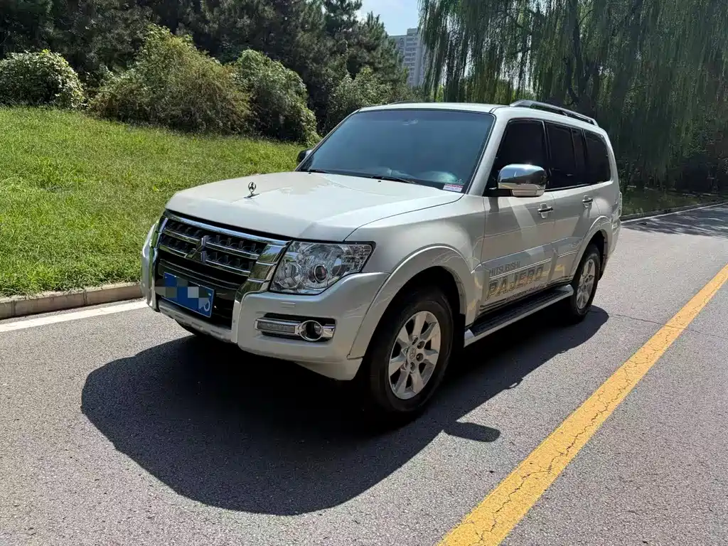 Mitsubishi Pajero 2020
