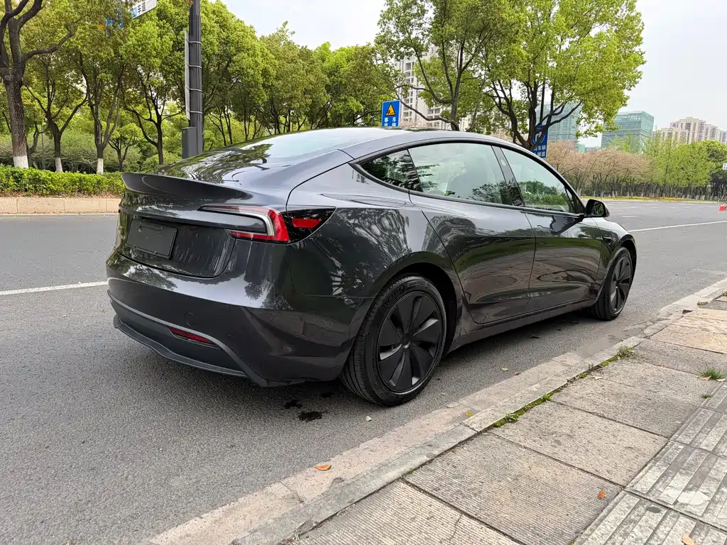 Tesla Model 3 2024