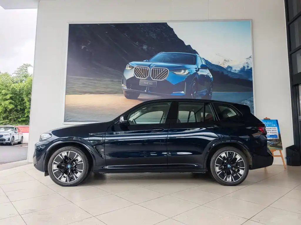 BMW iX3 2025