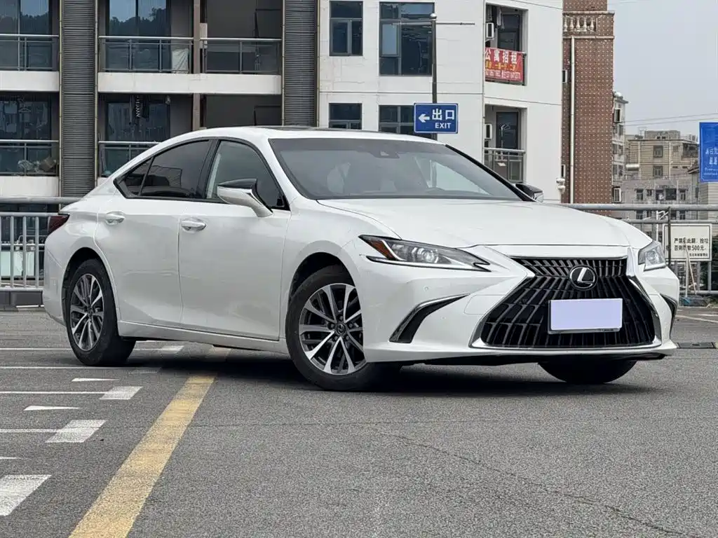 Lexus ES 2023