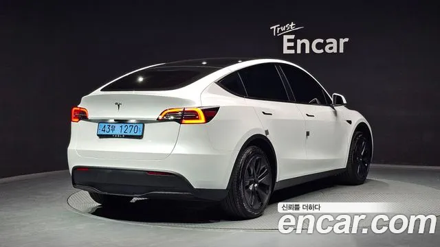 Tesla Model Y 2024