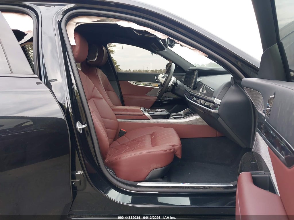 BMW 740 2025