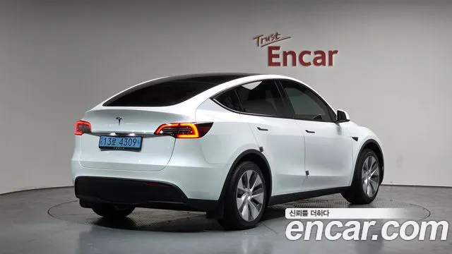 Tesla Model Y 2024