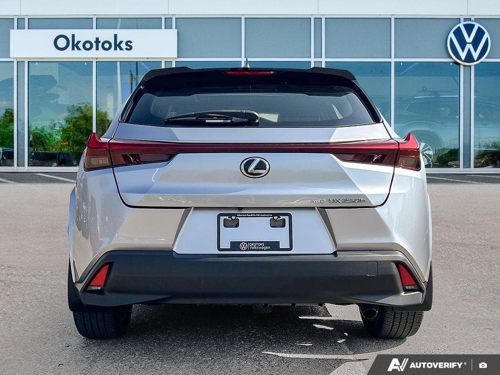 Lexus UX 2024