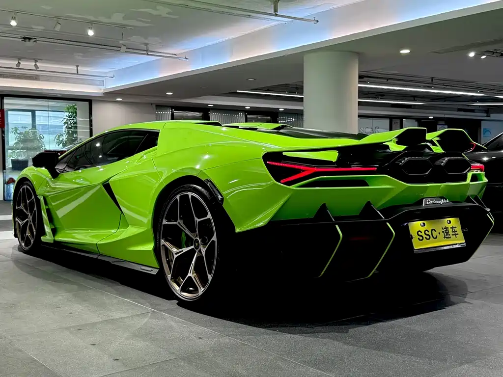 Lamborghini Revuelto 2025