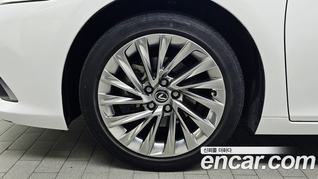 Lexus ES 2023
