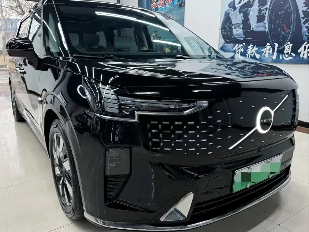 Volvo EM90 2025